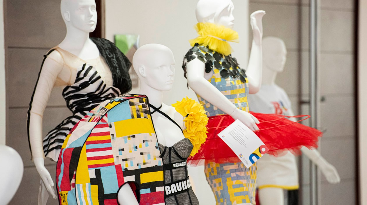 Maniquíes con creaciones de diseñadores emergentes.