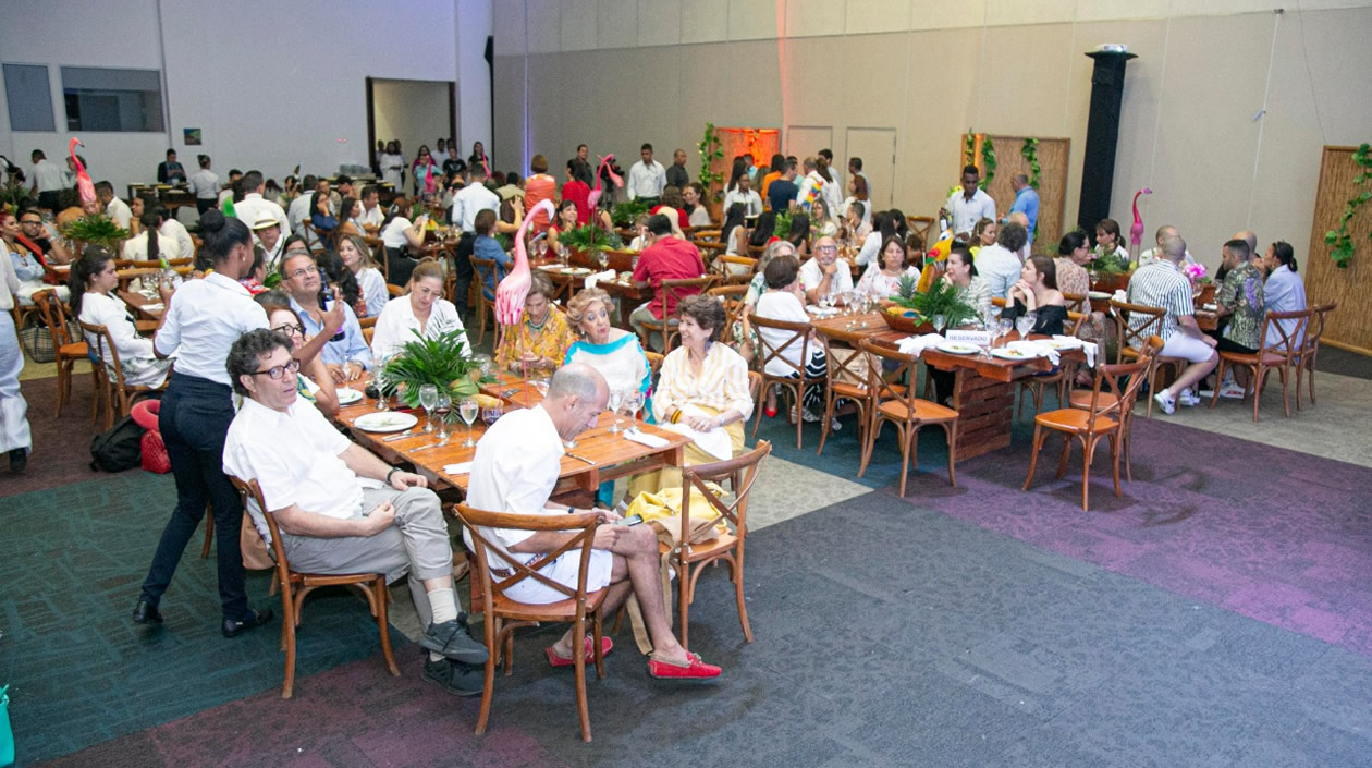 En la Cumbre de Sabores chefs invitados preparaban platos típicos de su región, mismos que mas tarde degustaban los comensales.
