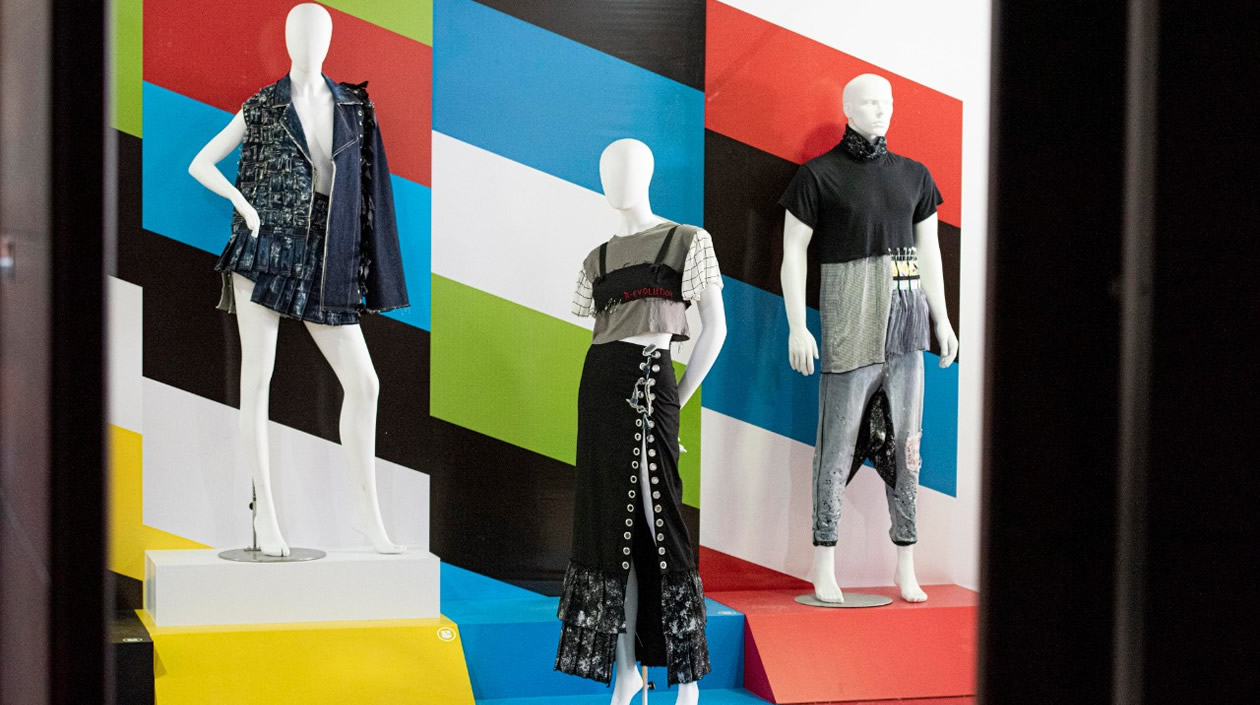 Maniquíes con creaciones de diseñadores emergentes.