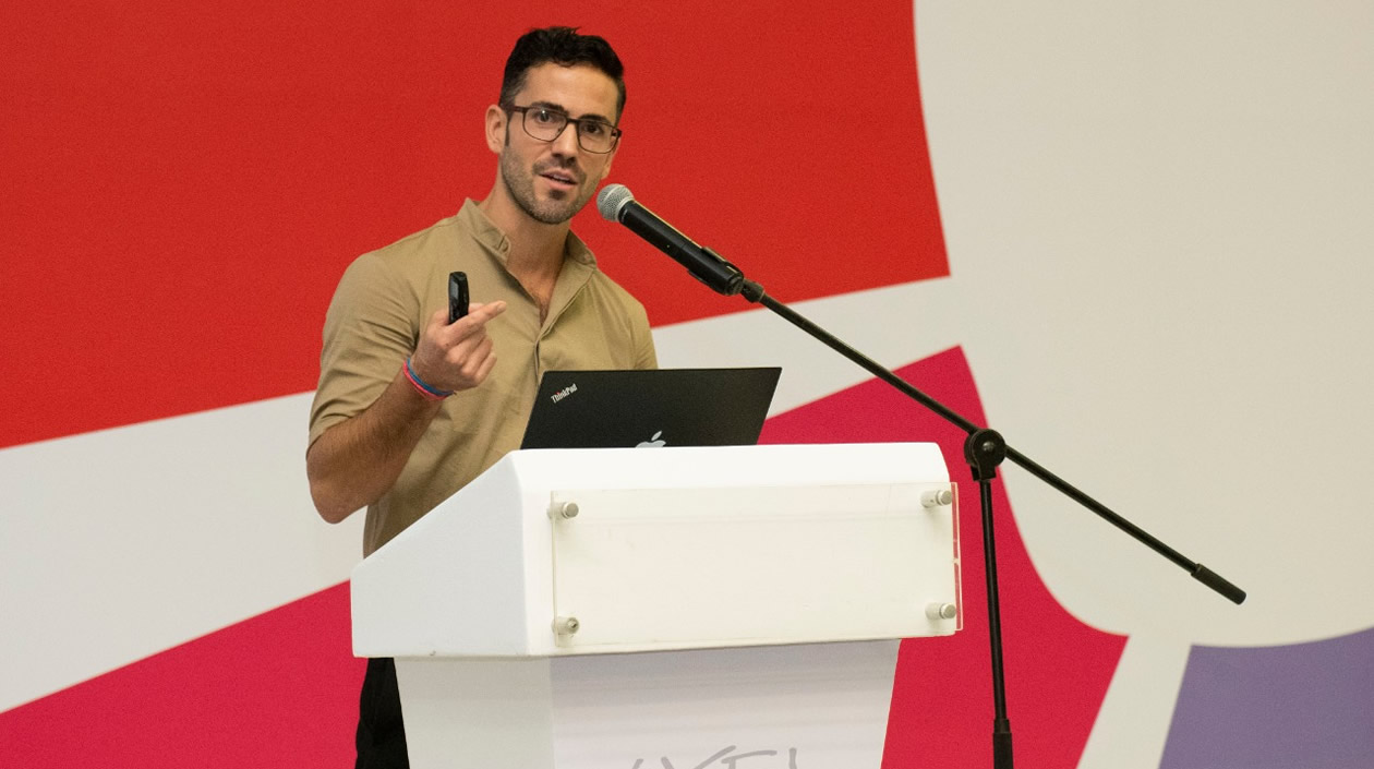 Alex Bilbao, mánager de proyectos y desarrollo de Negocios para Norteamérica del grupo H&M, en medio de su conferencia.