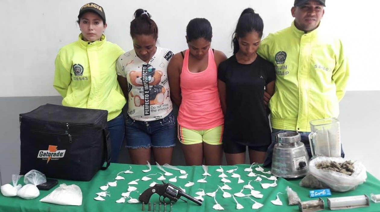 Esta fue la foto que difundió la Policía Metropolitana de Barranquilla. Loraine (negro) y Tania Mojica Contreras (rosado), expuestas y señaladas como delincuentes por las autoridades.