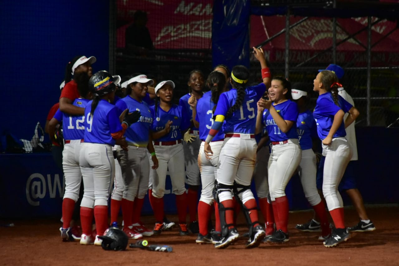 Las jugadoras de Colombia celebran por la victoria. 