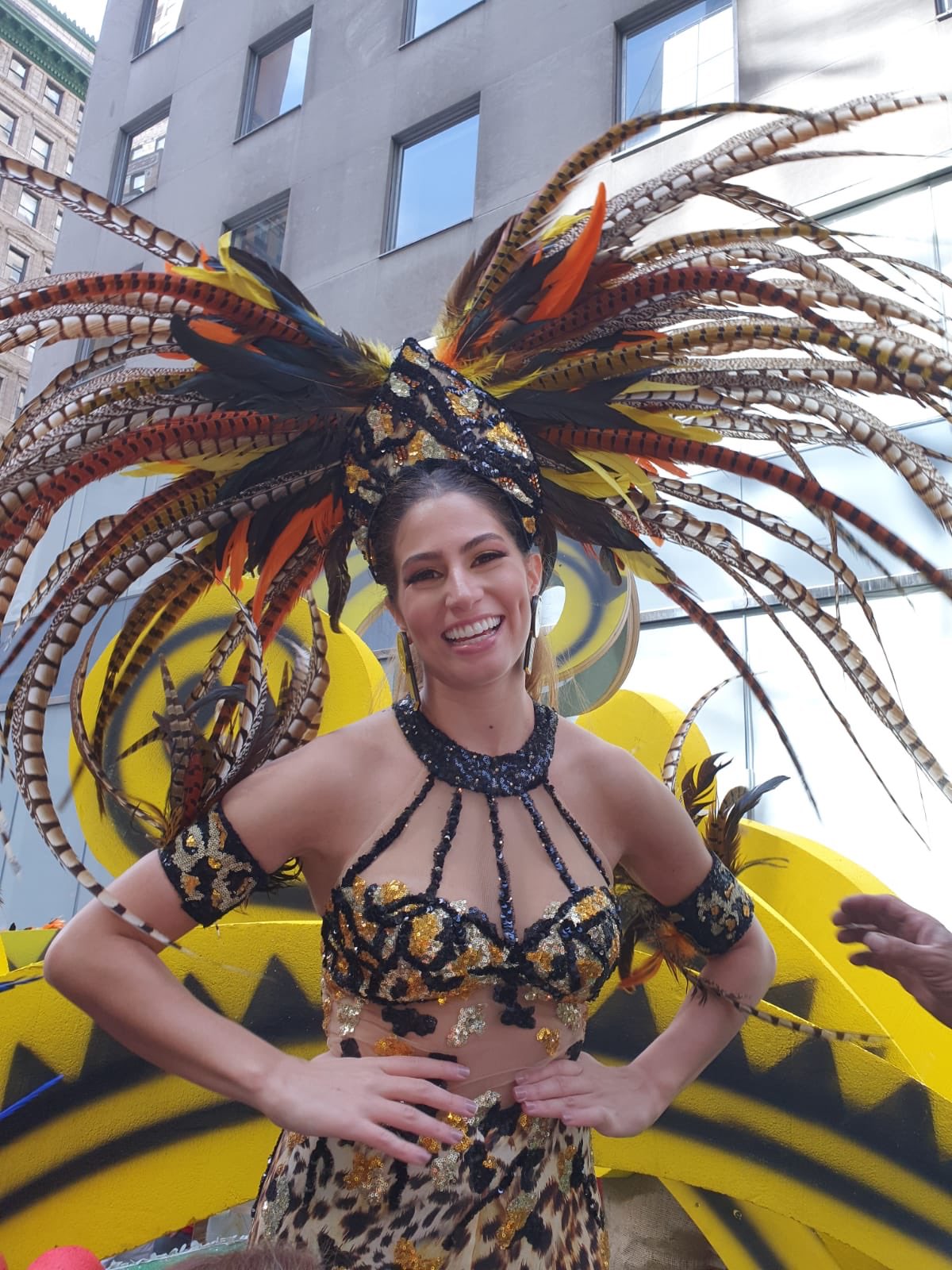 Isabella Chams no oculta su felicidad en el Desfile de la Hispanidad.