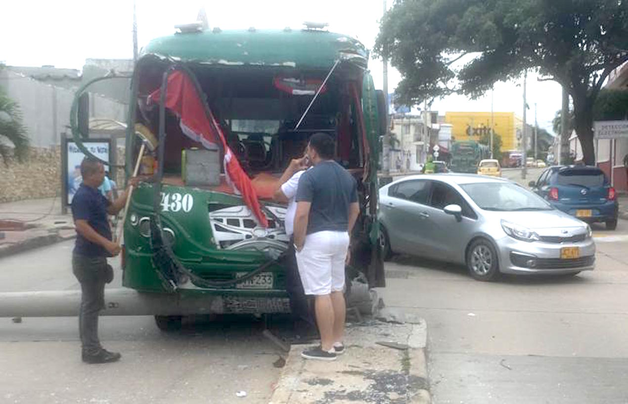 Así quedó la buseta después del choque con el poste en la calle 72 entre carreras 38 y 38B.