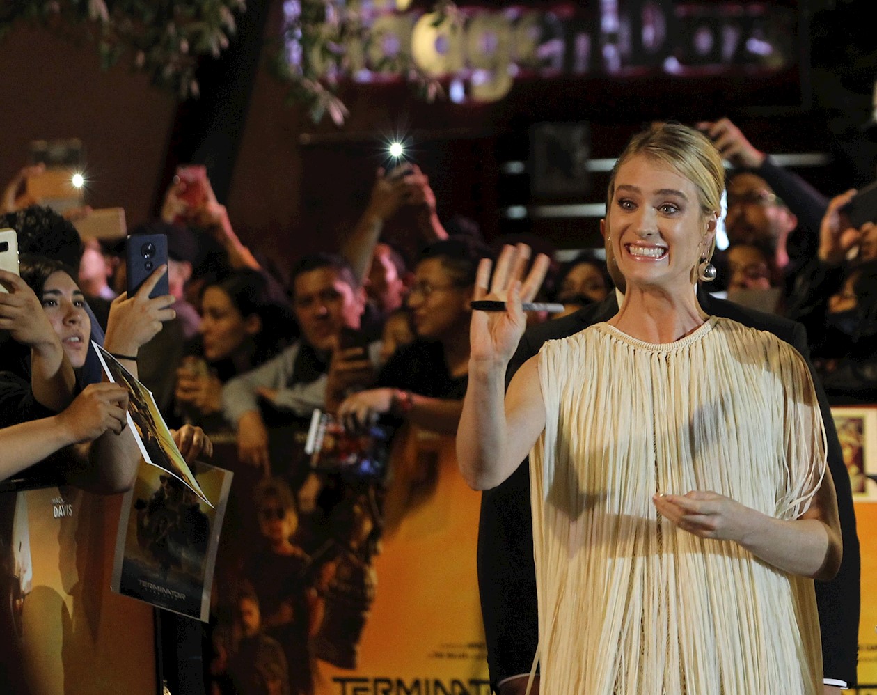 La actriz canadiense Mackenzie Davis asistió con un vestido de flecos perlado.