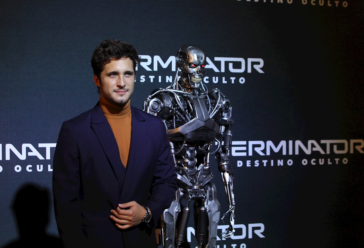 Diego Boneta se robó las miradas con look casual elegante.