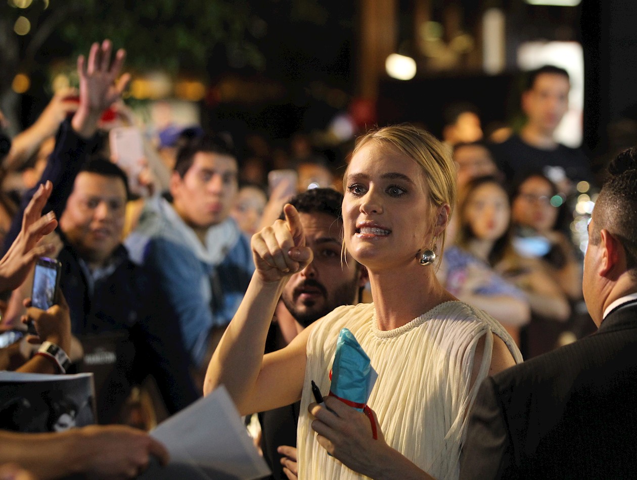 La actriz canadiense Mackenzie Davis saludando a fanáticos de la exitosa saga.