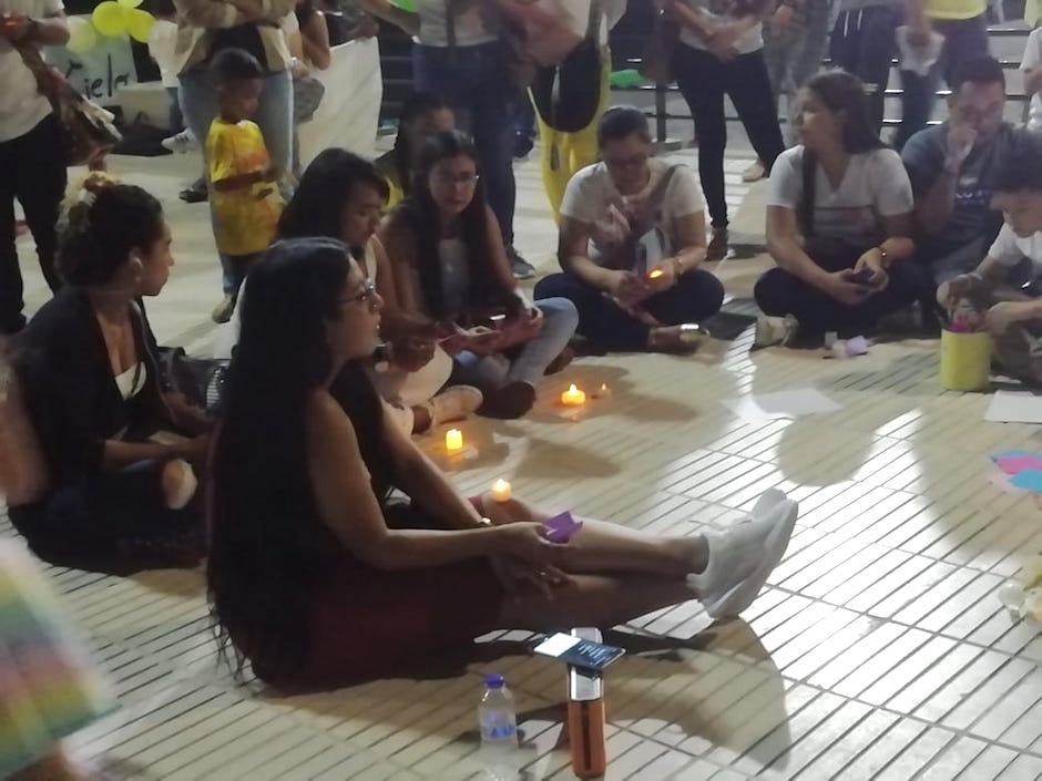 Familiares con velas encendidas.