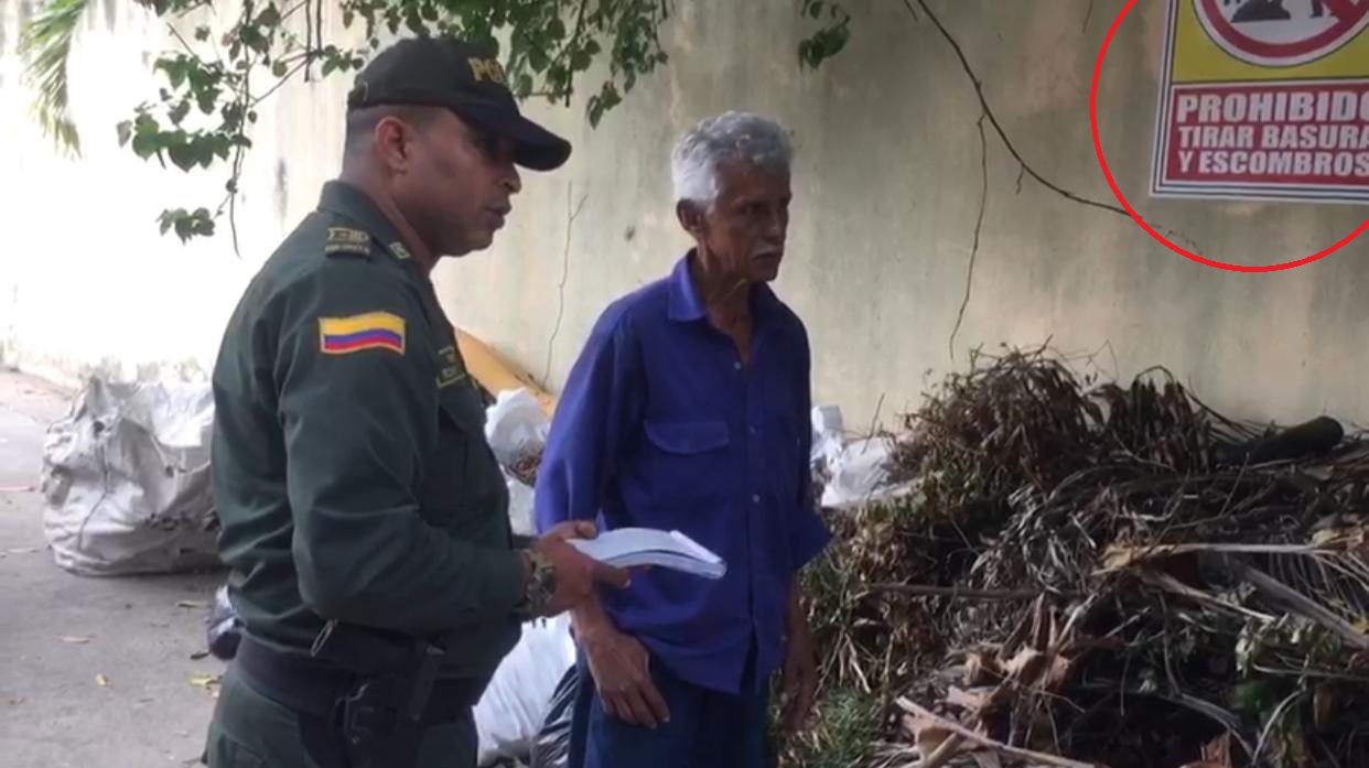 En la zona donde arrojó la bolsa de basura hay un cartel que indica que está prohibido arrojar escombros y basura en el lugar.