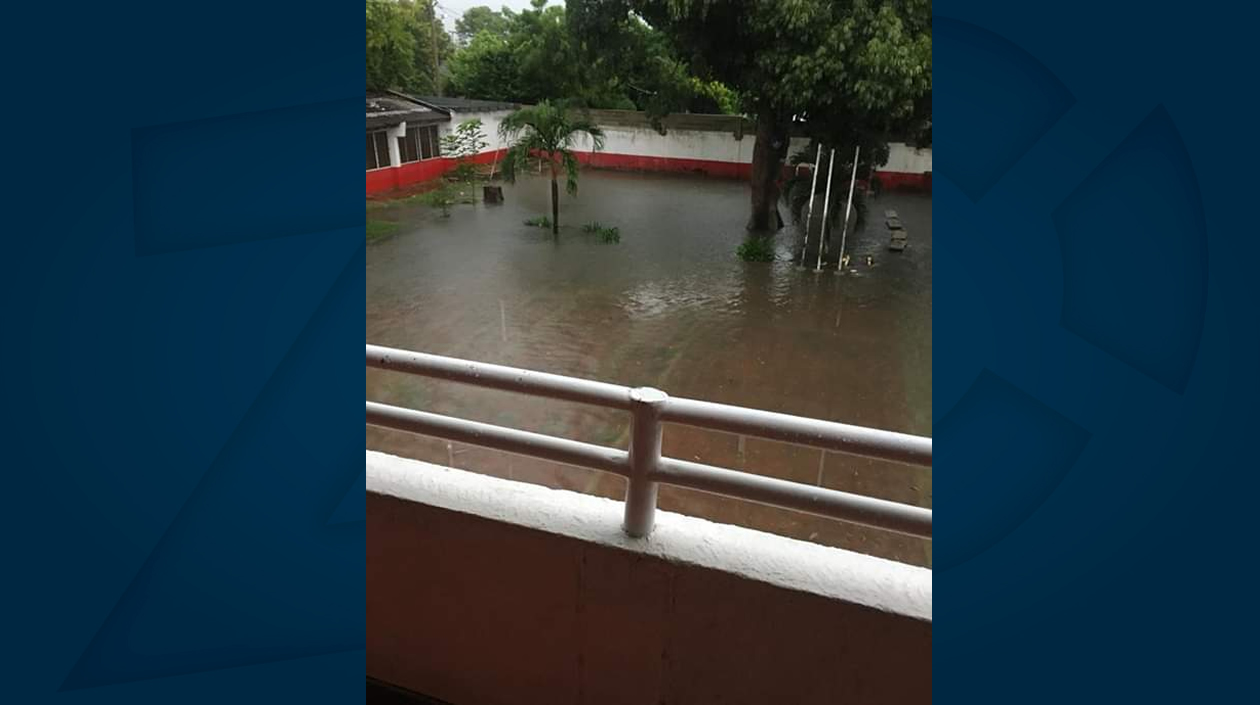 La fuerte lluvia dejó inundado el colegio 'El campesino' en Baranoa.