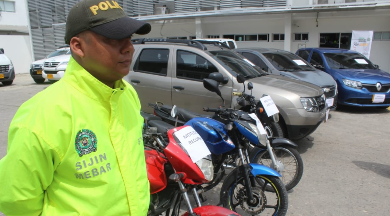 Vehículos y motos recuperados.