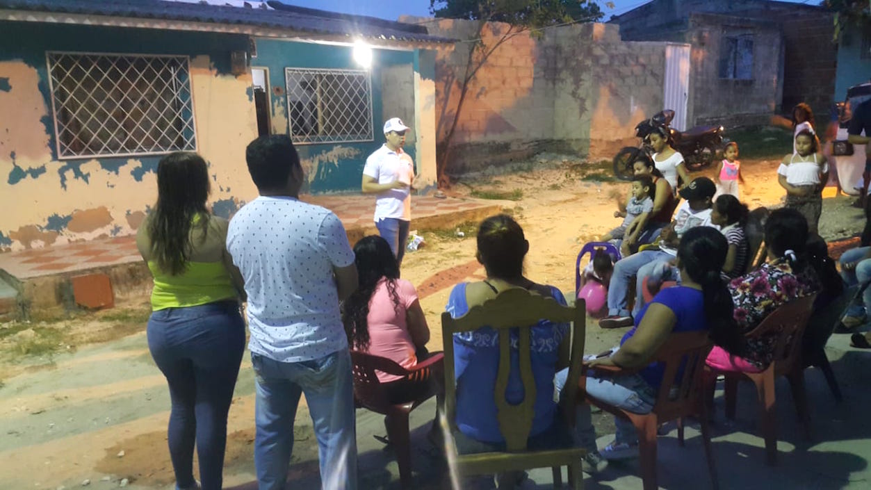 Presidiendo un encuentro nocturno.