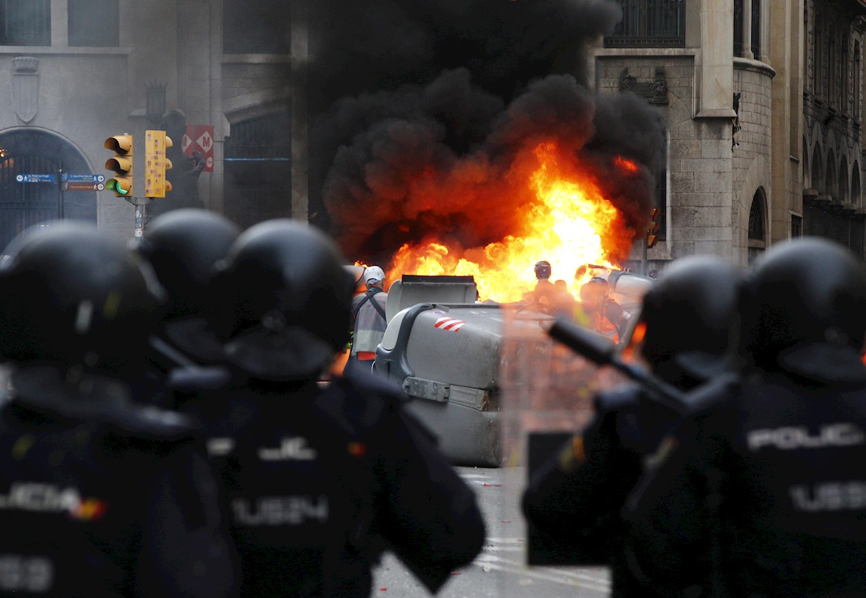 Cataluña vive hoy la quinta jornada de disturbios como protesta por la prisión de los nueve líderes independentistas.