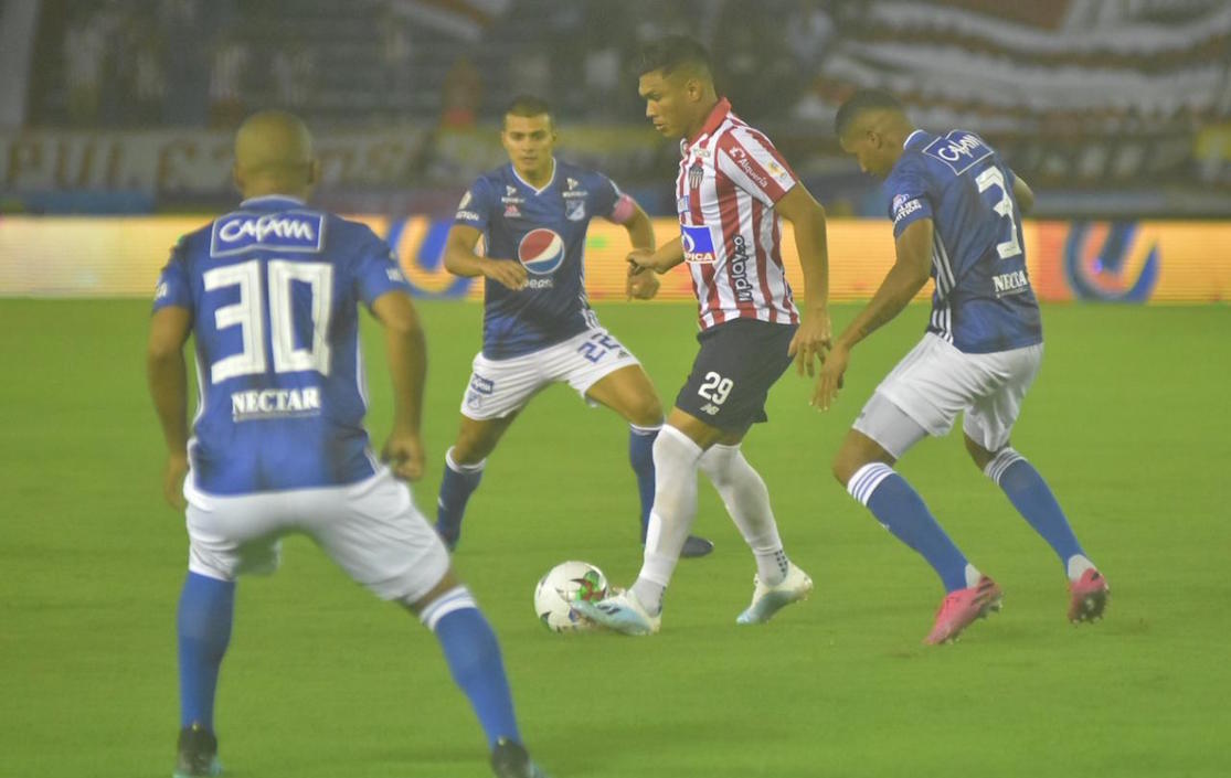 Teófilo Gutiérrez ante la marca de Alex Rambal, Jhon Duque y Luis Payares.