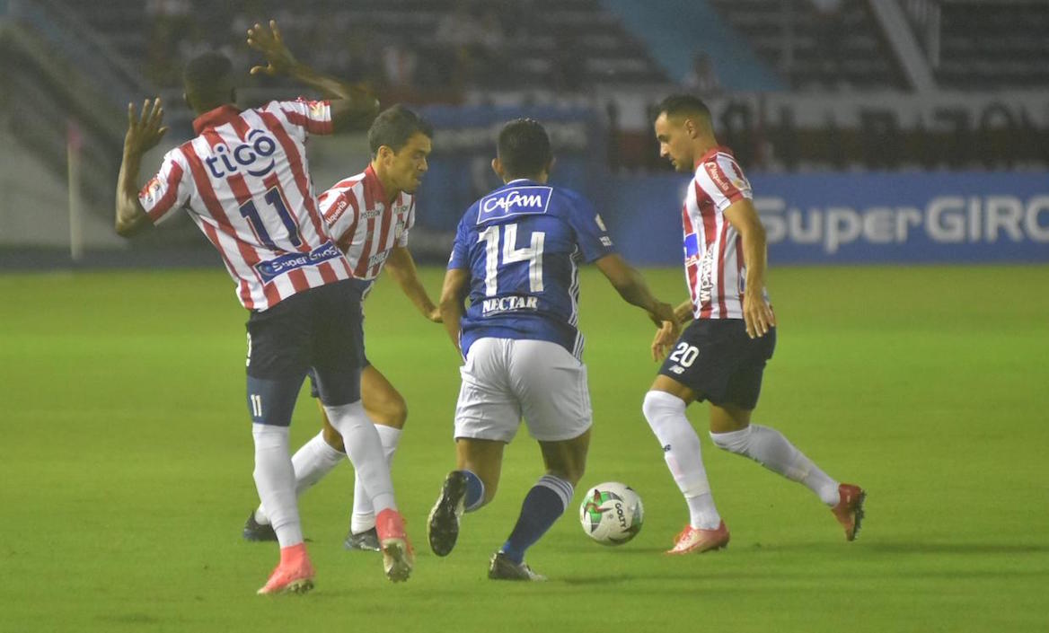 Marlon Piedrahita enfentando la marca de David Silva.