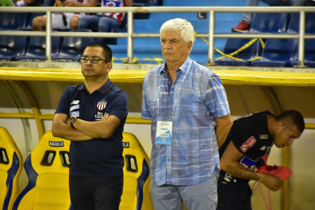 El Técnico Julio Comesaña regresó y con su famosa camisa.