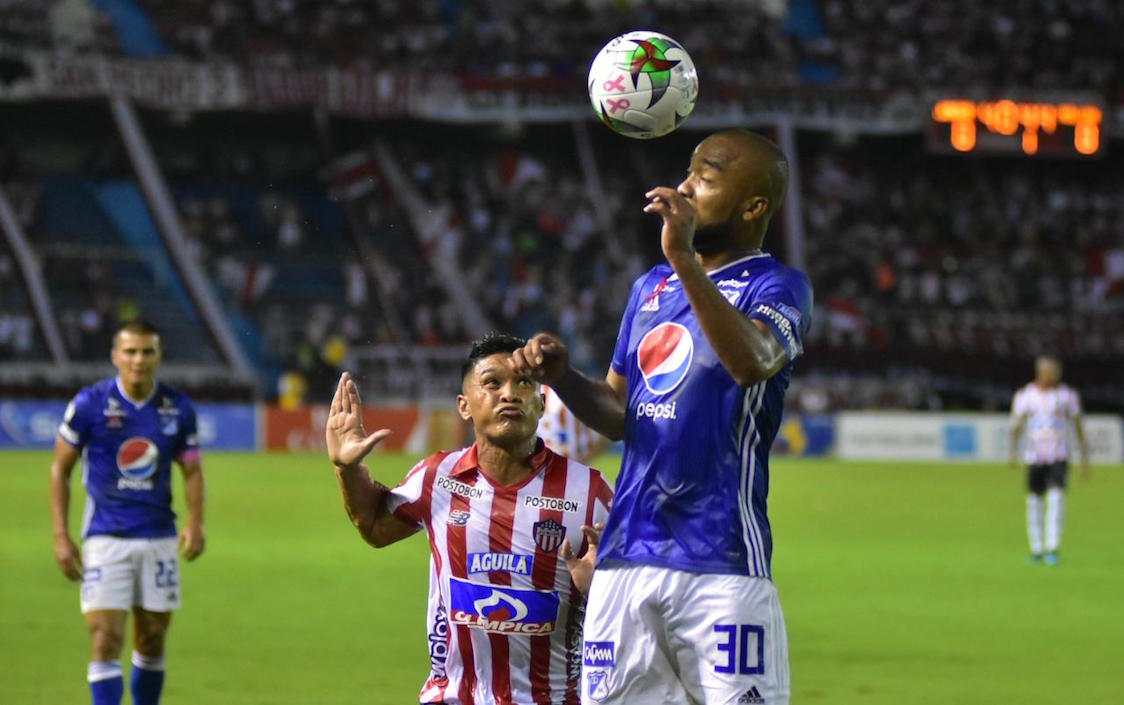 Teófilo Gutiérrez en juego aéreo frente a Luis Payares.