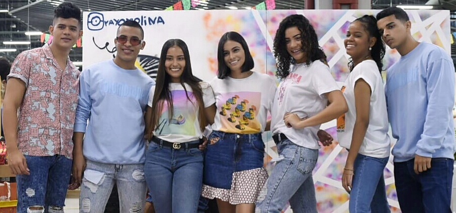 La diseñadora Johanna Nodier (en el centro) junto a los modelos de la colección.