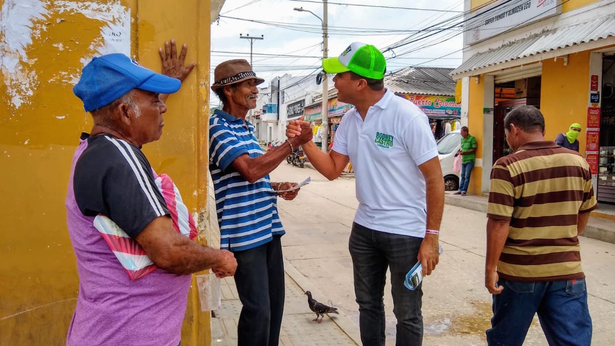 Saludando a la gente en los municipios.