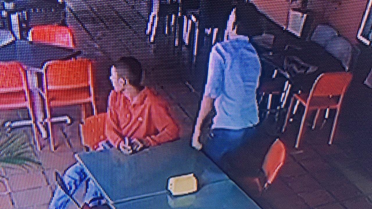 Los sospechosos que presuntamente le marcaron la zona a los sicarios. Uno de suéter rojo y otro de camisa azul.