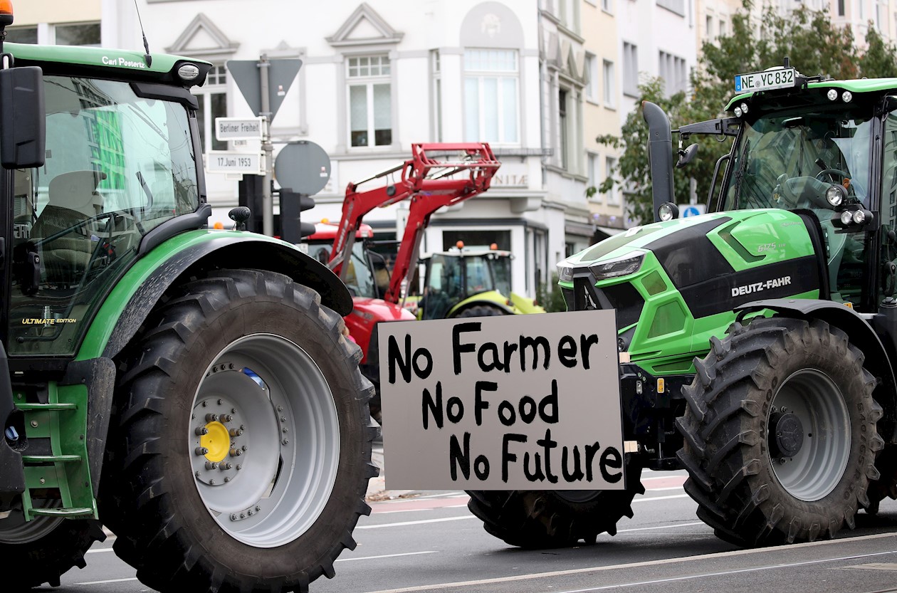  Los agricultores bloquean el puente Kennedy, que es uno de los enlaces de transporte más importantes durante una protesta contra la política agrícola alemana en Bonn, Alemania.