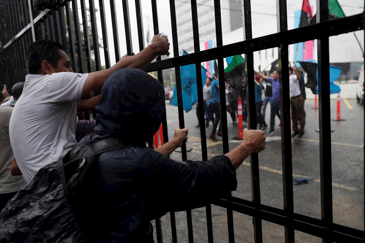 Estudiantes universitarios y agentes de seguridad protagonizaron este martes escaramuzas frente a la sede del Parlamento en el marco de una protesta contra dos artículos de la reforma constitucional que está en estudio y que serán eliminados.