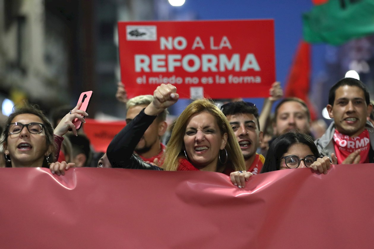 Miles de personas participan este martes en la marcha "Que el miedo no te coma" convocada por el colectivo "No a la reforma" en Montevideo (Uruguay), contra el plebiscito impulsado por el senador Jorge Larrañaga, que busca reformar la Constitución.
