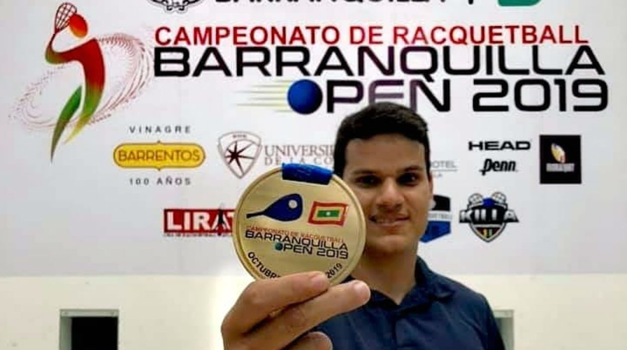 Set Cubillos con su medalla de campeón. 