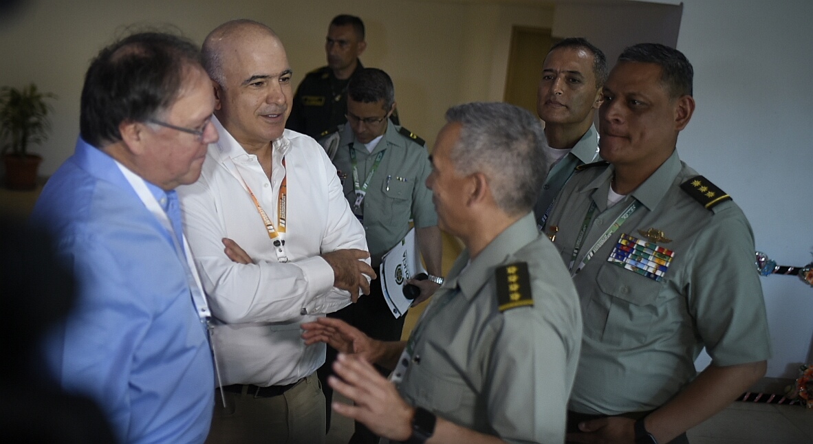 El COO de Tecnoglass, Christian Daes y general Óscar Atehortúa, Director Nacional de la Policía.