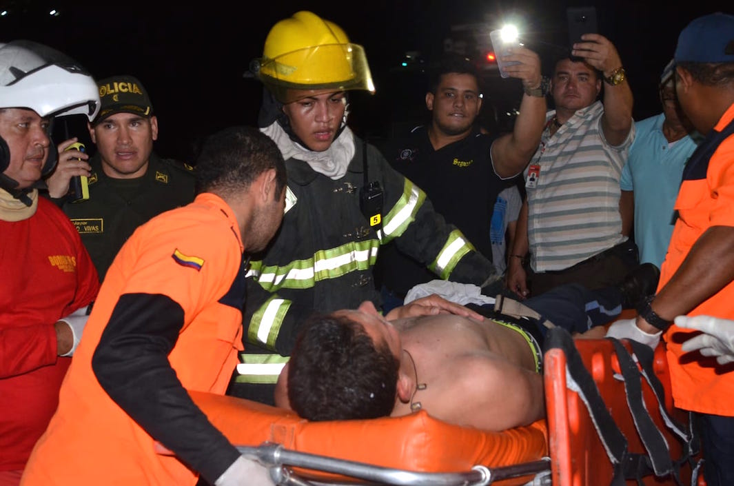 Momento en que trasladan a uno de los vigilantes del hotel a la Clínica Mar Caribe. 