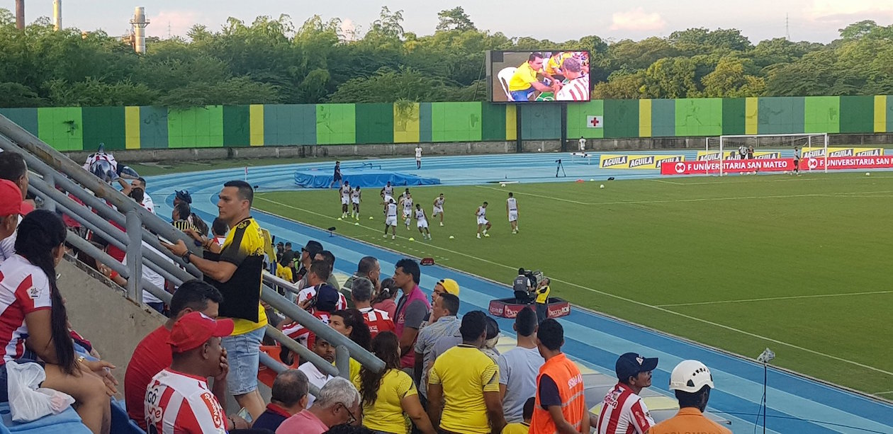 La hnchada juniorista acompañando a los rojiblancos en Barrancabermeja.