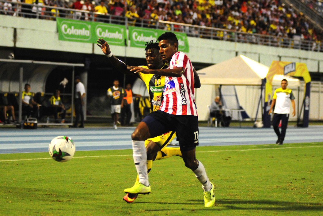 Gabriel Fuentes neutralizando una llegada de Alianza Petrolera.
