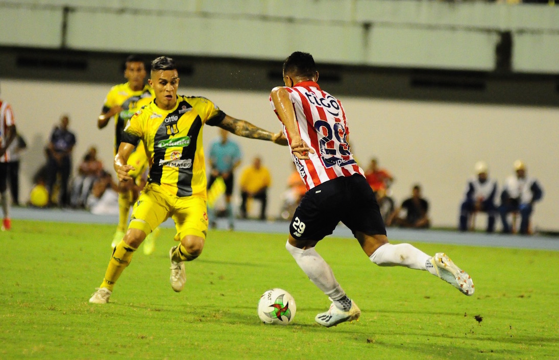 Teófilo Gutiérrez intentando superar la marca local.