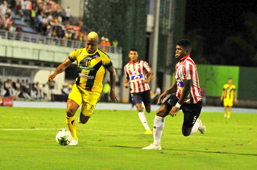 Jhon Vásquez creando peligro frente a Rafael Pérez.