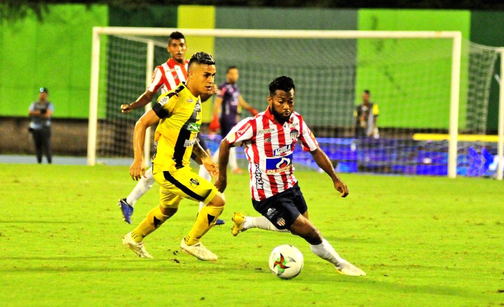 Luis 'Cariaco' González eludiendo a un contrario.