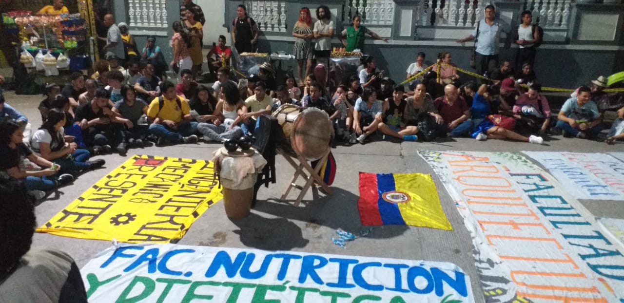 Con instrumentos musicales, estudiantes apoyan a quienes fueron detenidos tras la protesta del jueves 24 de octubre.