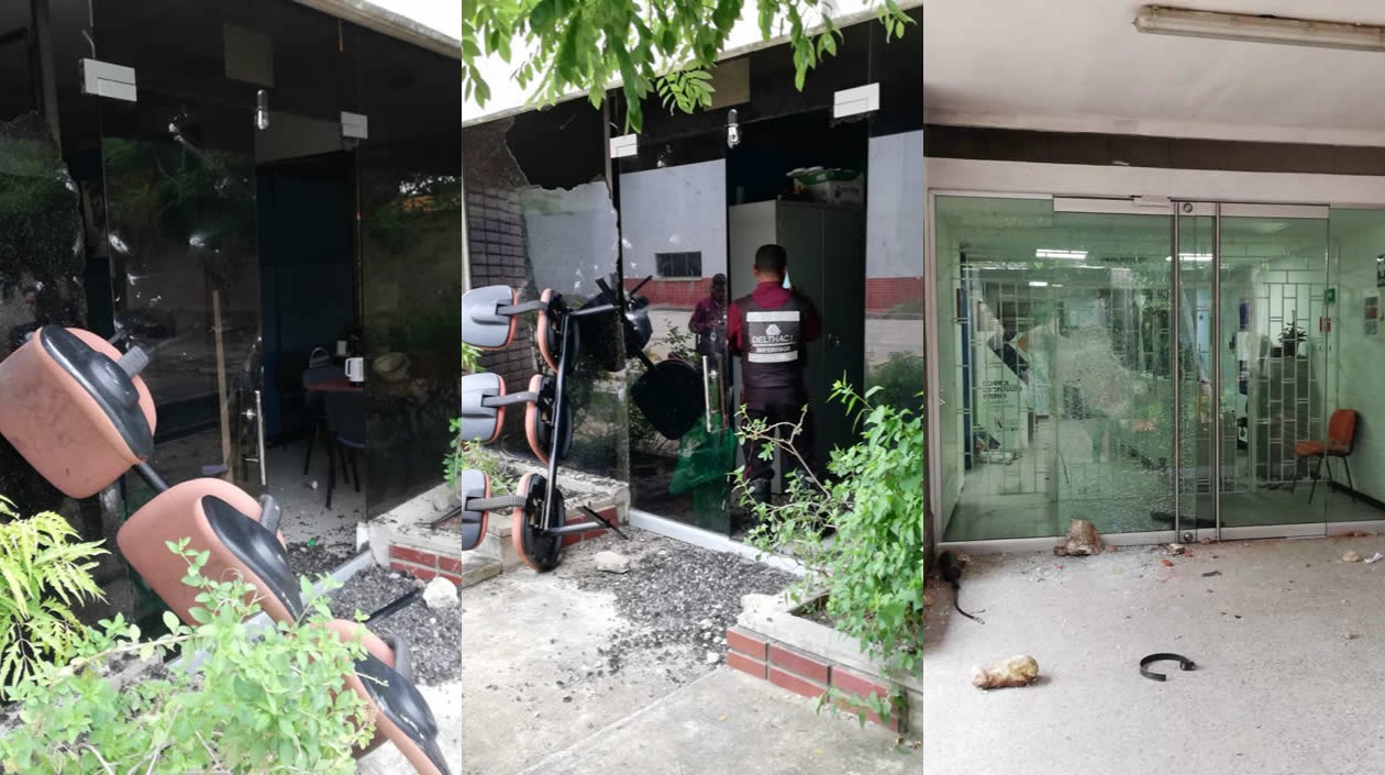Sillas destruidas y la puerta de rectoría