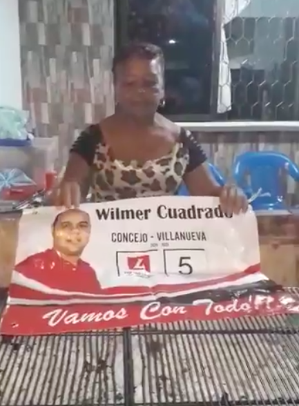 La vendedora de fritos y el cartel de Wilmer Cuadrado.