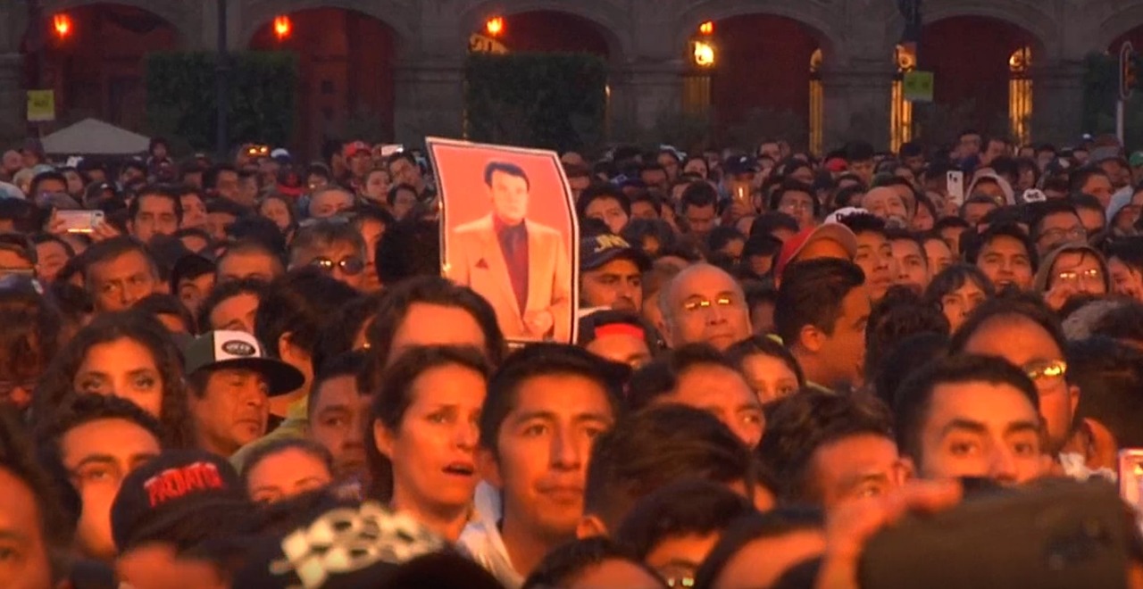 Alrededor de 100 mil personas asistieron al homenaje.