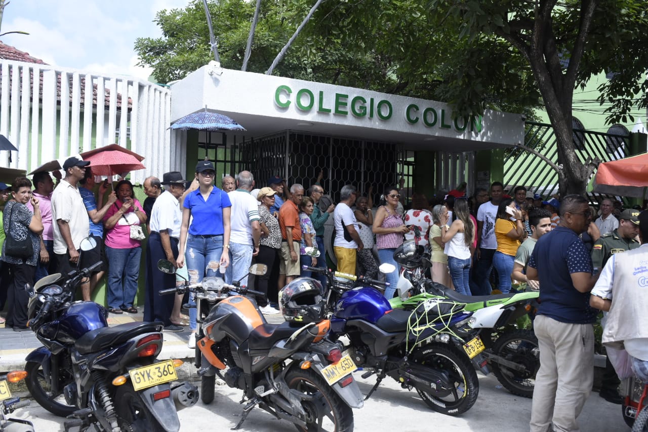 En el Colegio Colón comenzó tarde la votación porque no había tarjetones de ediles.
