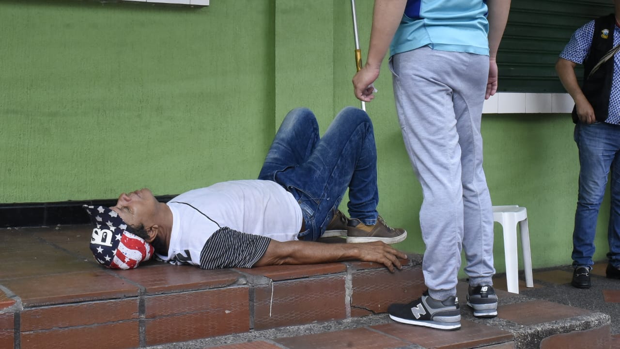 Este hombre se desmayó en el Colegio Colón.