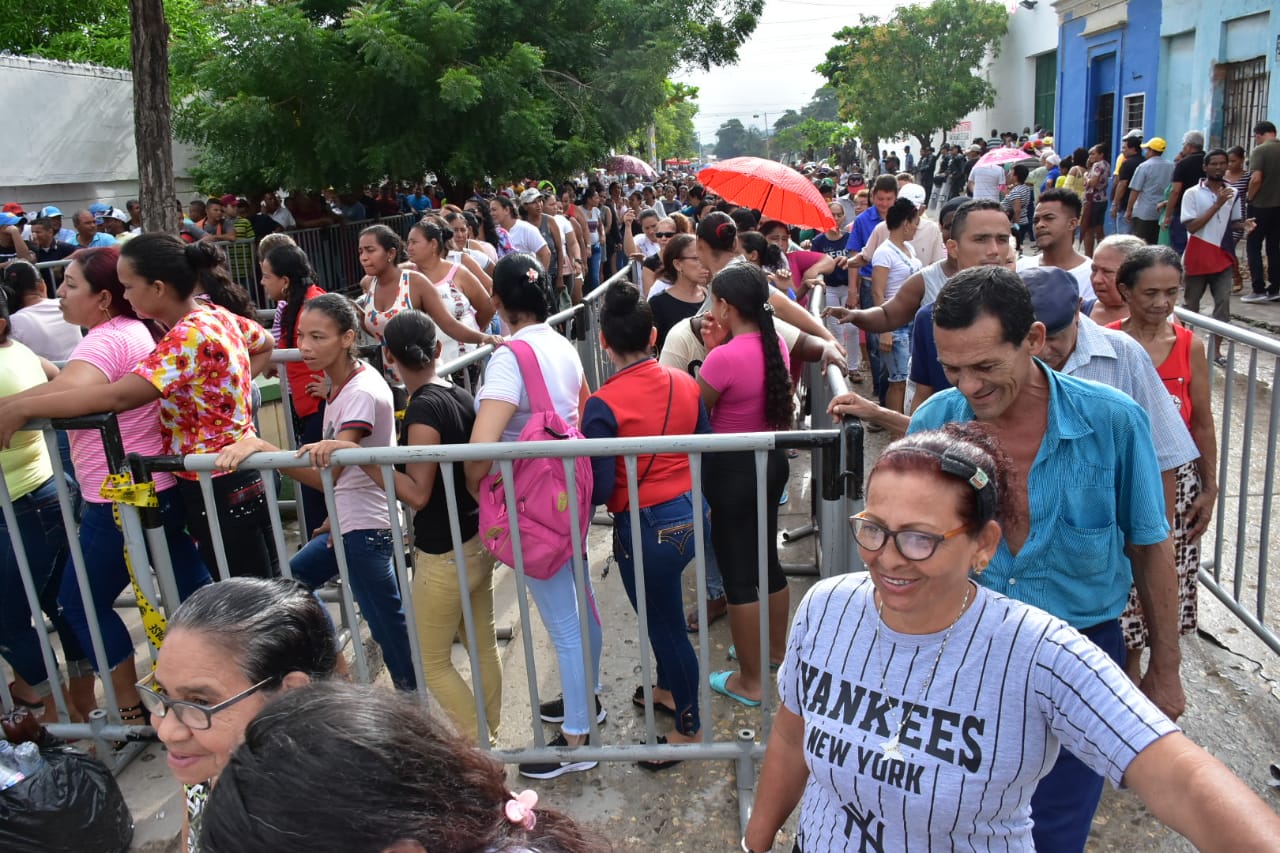 La gente llegó desde temprano a votar.