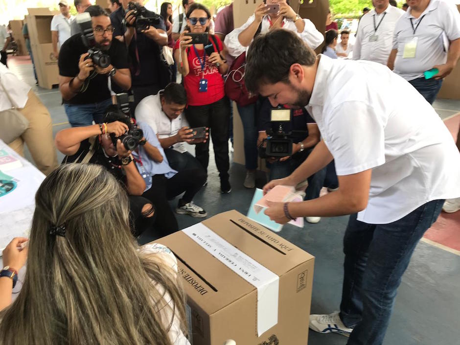 Depositando el voto.