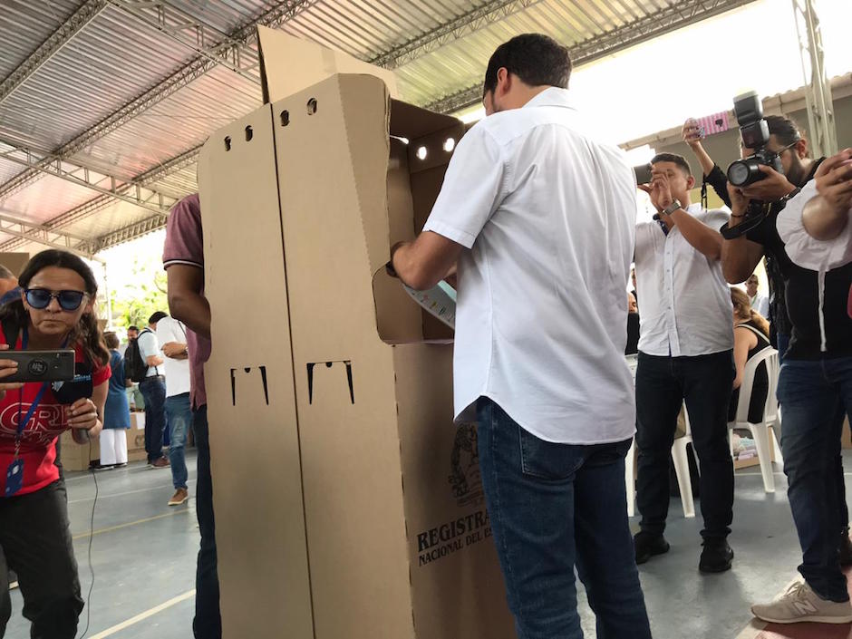 Registrando el voto en el cubículo.