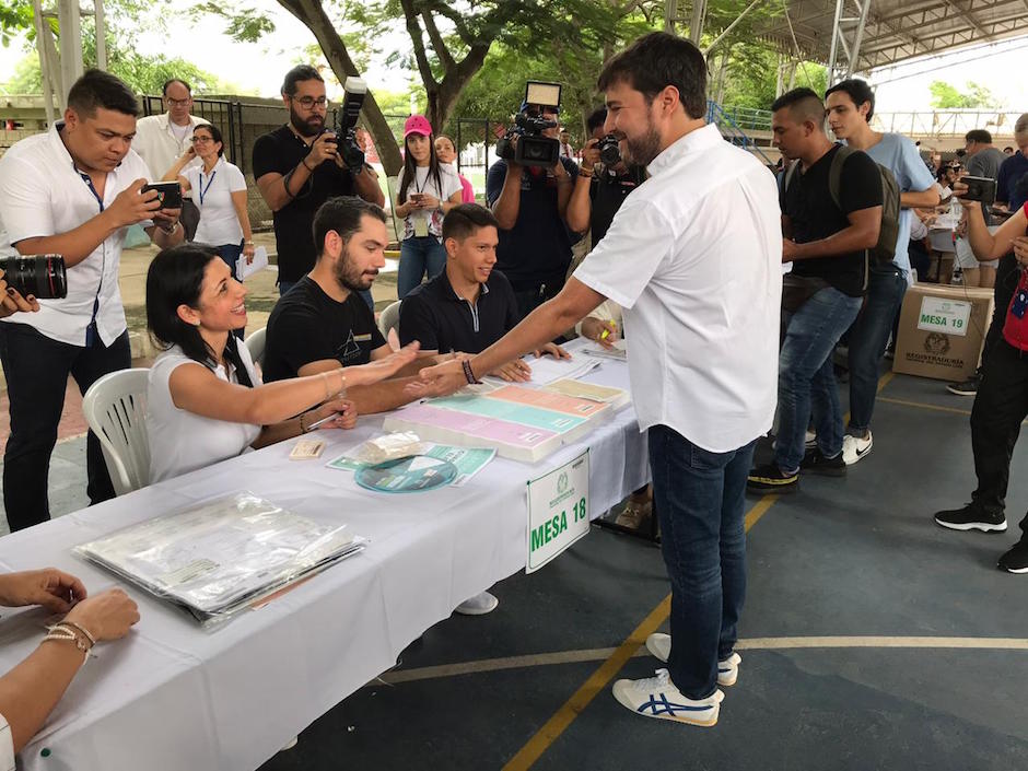 Saludando al jurado al llegar a la mesa de votación.