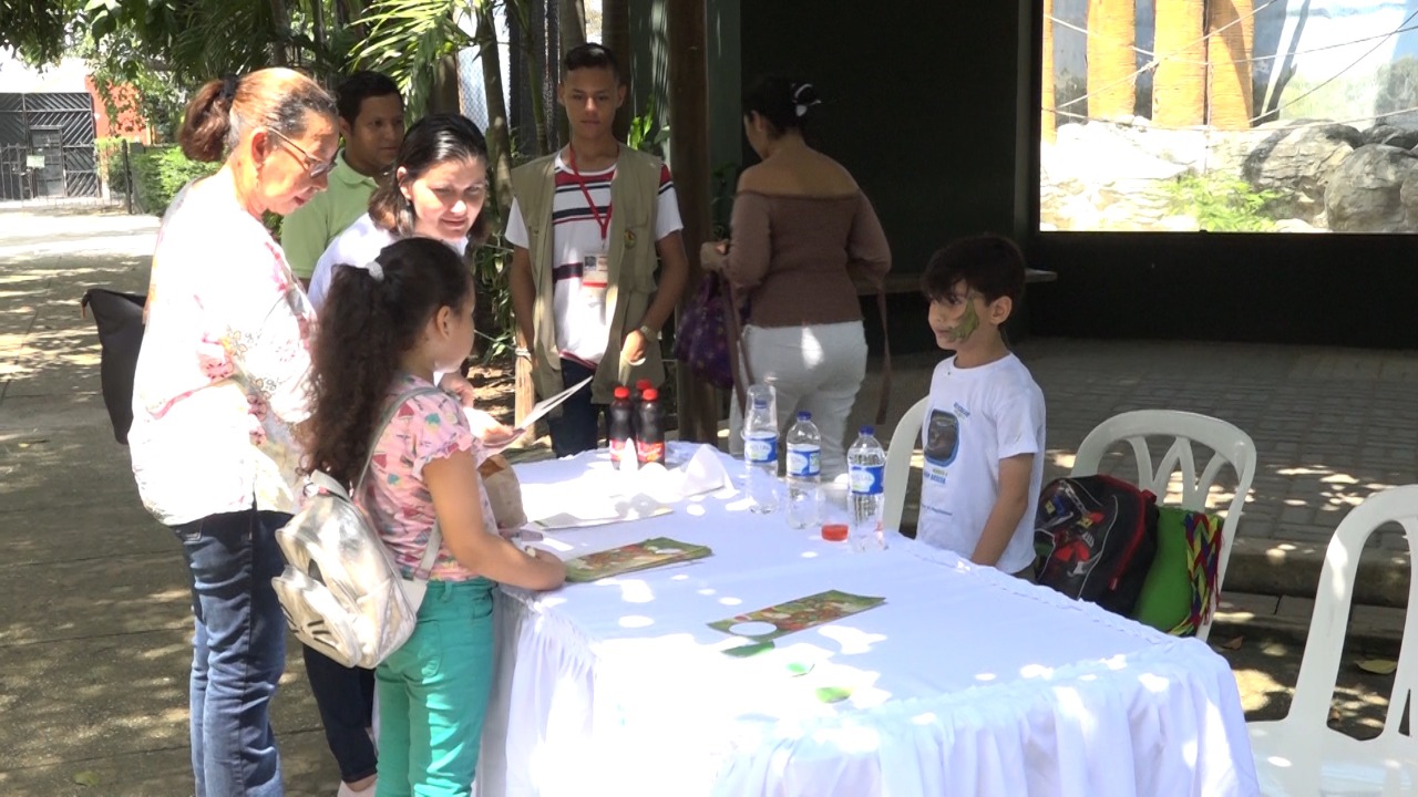 Niños acercándose a las sedes de campaña de los candidatos.