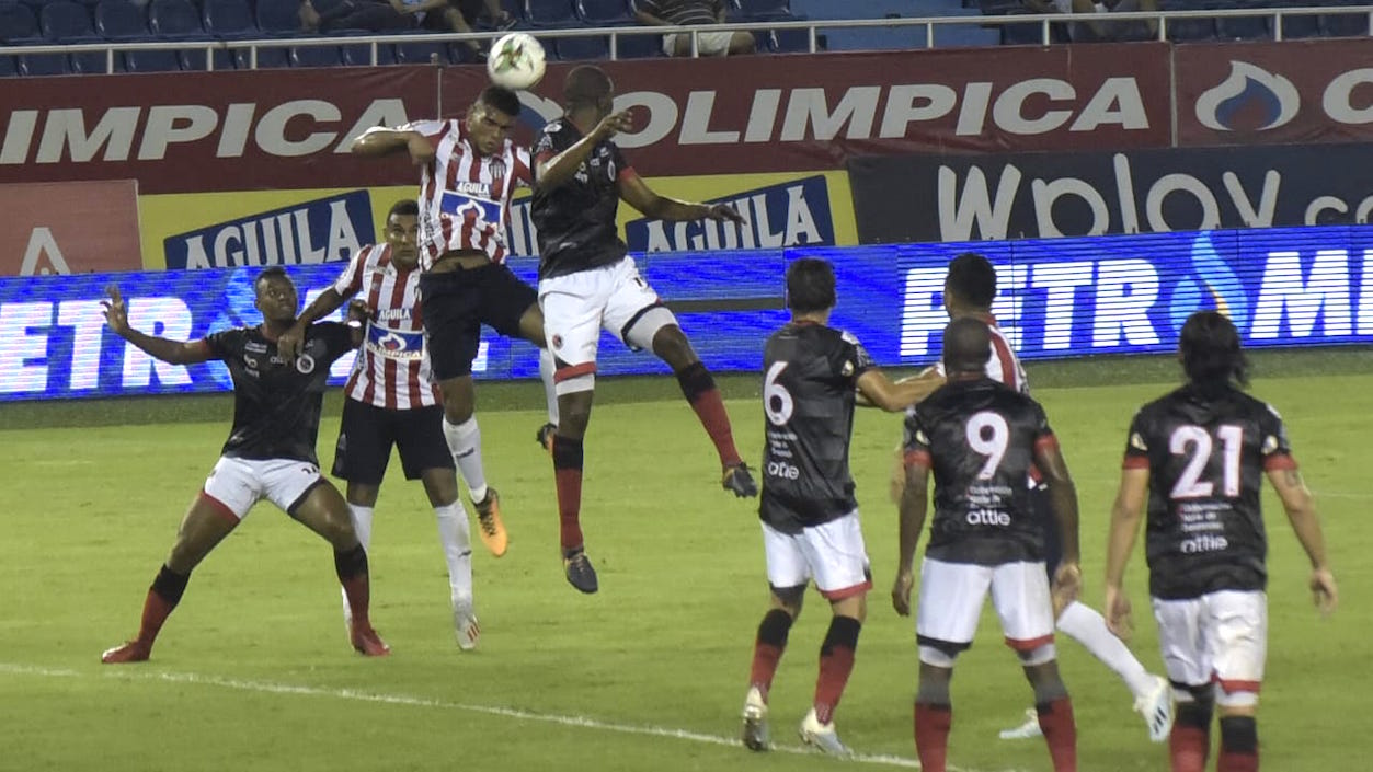Rafael Pérez despejando una jugada de peligro.