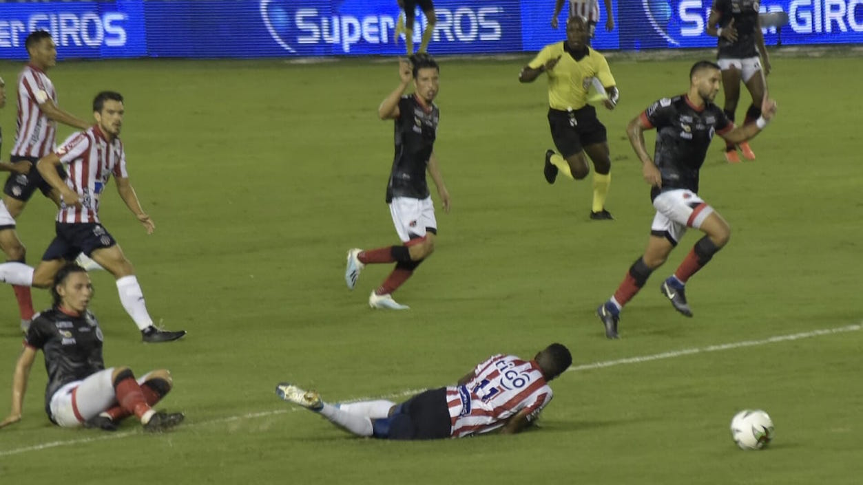 Falta contra Daniel Moreno que el árbitro sancionó fuera del área.