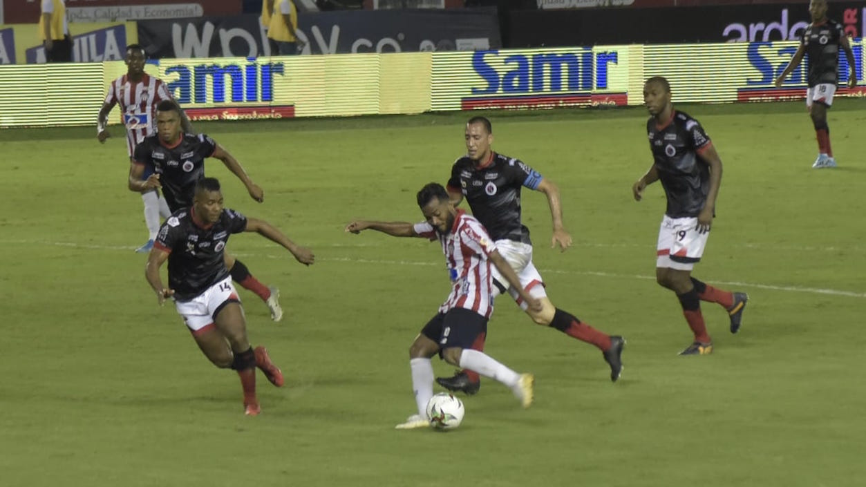 Luis 'Cariaco' González ensayando un remate ante la marca de James Castro.