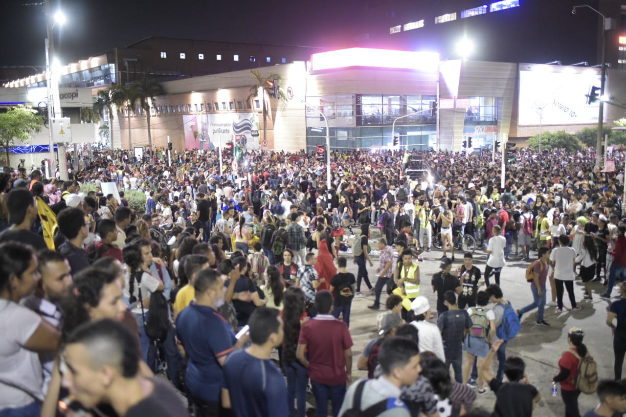 Estudiantes en la Plaza de la Paz, luego de terminar la marcha.